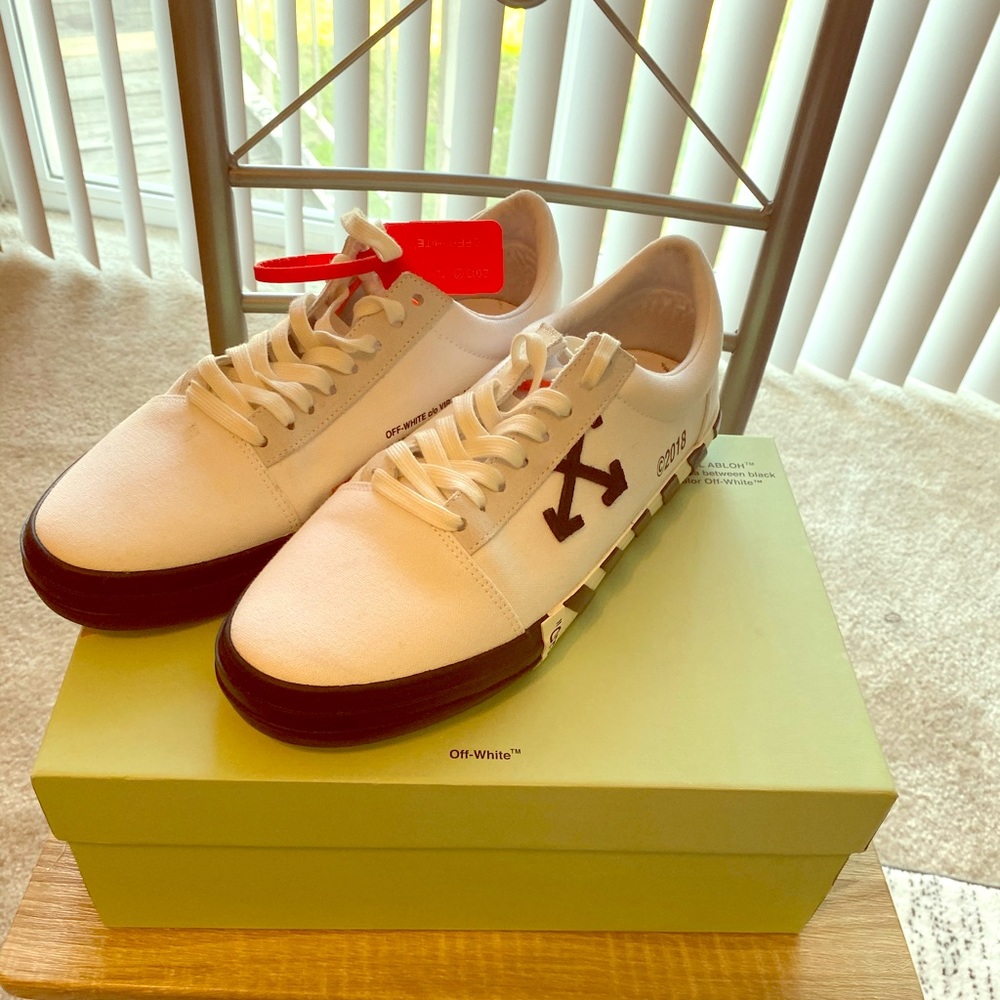 New season Off-White sneakers sz 11/44. Dust bag